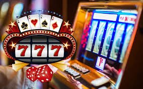 Dealer membagikan kartu di meja BandarQ